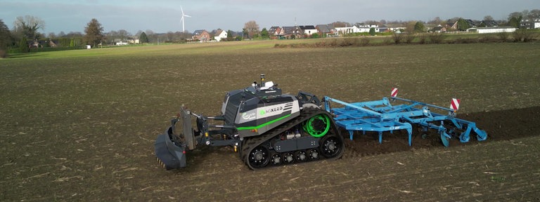 Autonomer Schlepper fährt über einen Acker