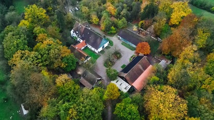 Eine Aufnahme des Schulbauernhof Ummeln aus der Vogelperspektive