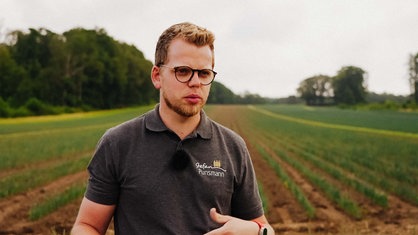 Stefan Punsmann steht vor einem seiner Porree-Felder