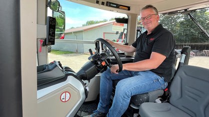 Hubert Wilmer sitzt im Fahrerhaus eines Traktors