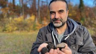 Tassilo Pöter hält reife Trüffel in der Hand