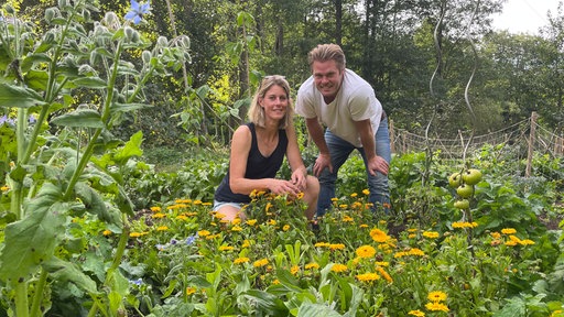 Sara und Michael Niedrig in ihrem Garten in Urft in der Eifel