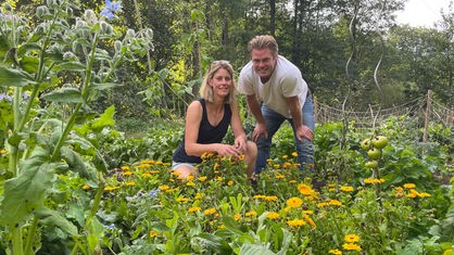 Sara und Michael Niedrig in ihrem Garten in Urft in der Eifel