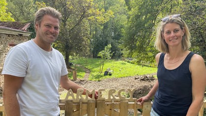 Sara und Michael Niedrig in ihrem Garten in Urft in der Eifel