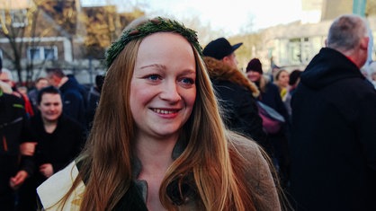 Sarah Neßhöver im Portrait im Weihnachtsbaumköniginnen-Dress mit Krone aus Tannennadeln