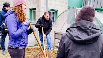 Moderatorin Madelaine Meier und ihre Mitstreiter im Garten der Lebenshilfe in Ratingen.