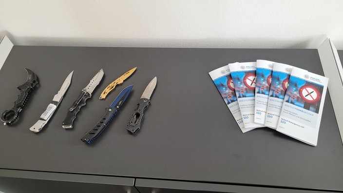 Verschiedene Messer und Flyer über Messerkriminalität