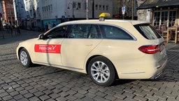 Ein Taxi mit der Werbeaufschrift Freenow