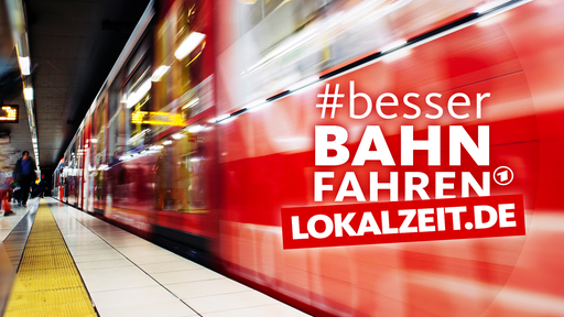 Auf einer durchfahrenden U-Bahn steht der Text: #besserBahnfahren. Lokalzeit.de