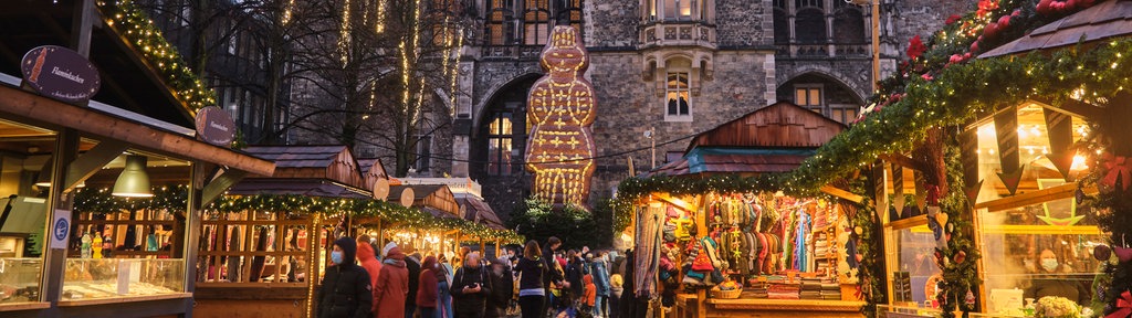 Der Weihnachtsmarkt rund um den Aachener Dom