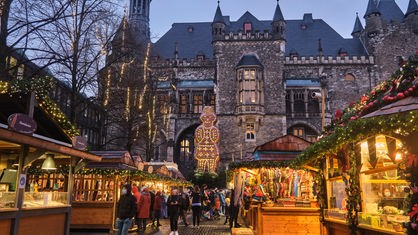 Der Weihnachtsmarkt rund um den Aachener Dom
