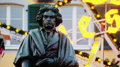 Das Beethoven Denkmal auf dem Bonner Weihnachtsmarkt.