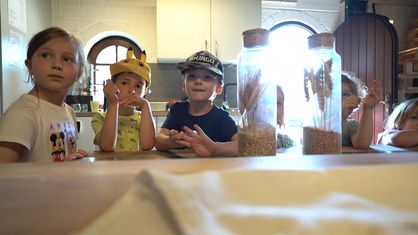 Kinder bei einer Führung in einer alten Mühle