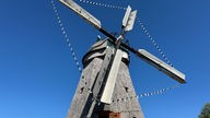 Die Alte Mühle Donsbrüggen vor blauem Himmel