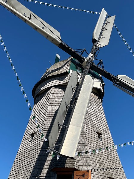 Die Alte Mühle Donsbrüggen vor blauem Himmel