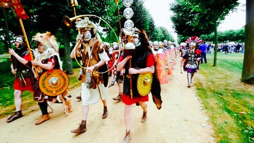 Ein Umzug von verkleideten römischen Soldaten im Archäologischen Park Xanten