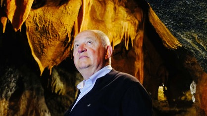 Wolfgang Böhmer schaut zur Decke der Atta-Höhle.