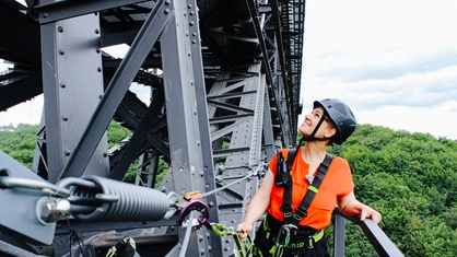 Unsere Reporterin Jenni steht auf der Müngstener Brücke