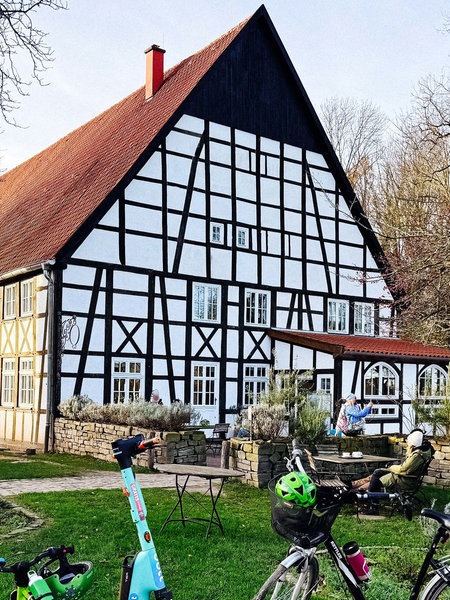 Vor dem Schultenhof stehen mehrere Fahrräder