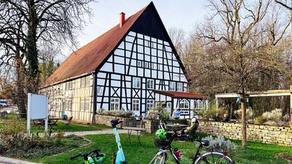 Vor dem Schultenhof stehen mehrere Fahrräder