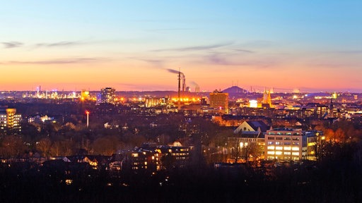 Blick von der Halde Rungenberg über Gelsenkirchen am Abend