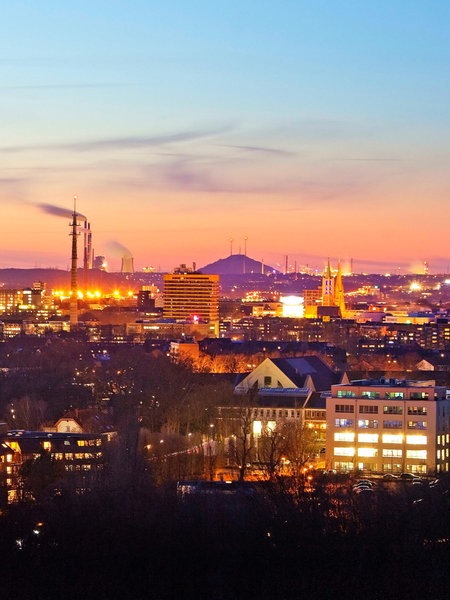 Blick von der Halde Rungenberg über Gelsenkirchen am Abend