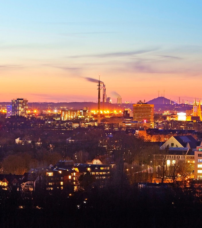 Blick von der Halde Rungenberg über Gelsenkirchen am Abend