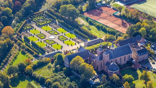 Das Kloster Kamp in Kamp-Lintfort mit Klostergebäude und Gartenanlage aus der Luft fotografiert