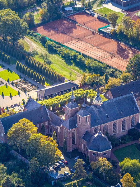 Das Kloster Kamp in Kamp-Lintfort mit Klostergebäude und Gartenanlage aus der Luft fotografiert