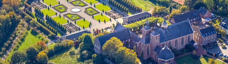 Das Kloster Kamp in Kamp-Lintfort mit Klostergebäude und Gartenanlage aus der Luft fotografiert