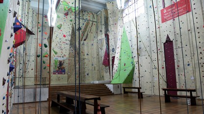 Die Kletterkirche in Mönchengladbach von innen, an den Wänden sind Klettergriffe befestigt, es hängen Seile von der Decke.