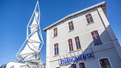 Das Gebäude der Phänomenta in Lüdenscheid von außen, daneben der Phänomenta-Turm