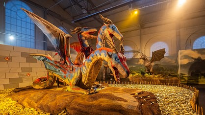 Die mehrere Meter große Figur eines dreiköpfigen Drachens in der Ausstellung "Im Land der Drachen" im Maximilianpark in Hamm