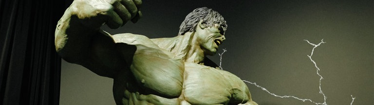 Eine grüne Hulk Figur in einem grauen Raum