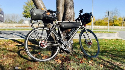 Das Fahrrad von Max Holz angelehnt an einen Baum.