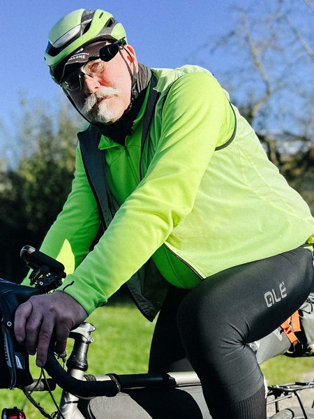 Max Holz sitzt in voller Montur auf seinem Fahrrad