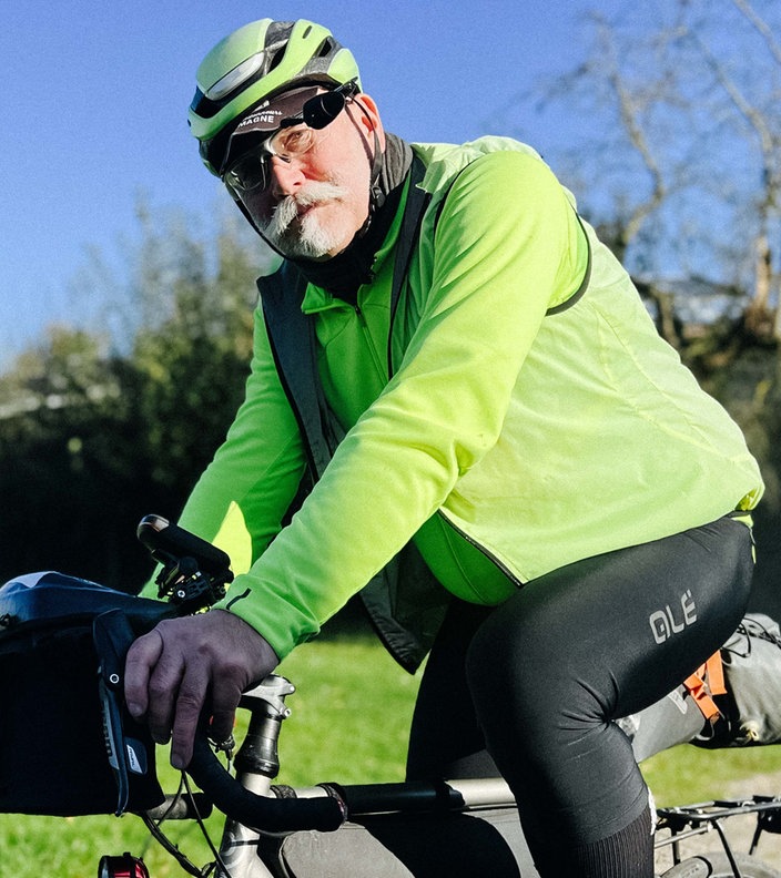 Max Holz sitzt in voller Montur auf seinem Fahrrad