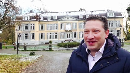 Tim Pfeister steht vor dem Schloss Morsbroich