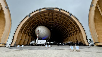 Ein Zeppelin in einem Hangar