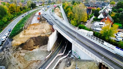 Blick auf die Brücke in der Vogelperspektive