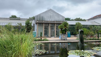Ein Gewächshaus in den Botanischen Gärten in Bonn von außen