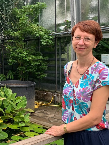 Die Leiterin der Botanischen Gärten in Bonn Cornelia Löhne steht in einem Pflanzenhaus.