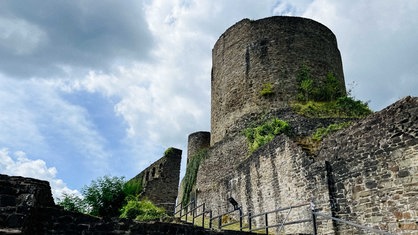 Die Reste des großen steinernen Bergfrieds und der Mauern der Burgruine Windeck