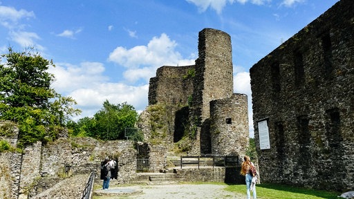 Der alte Bergfried der Burgruine Windeck