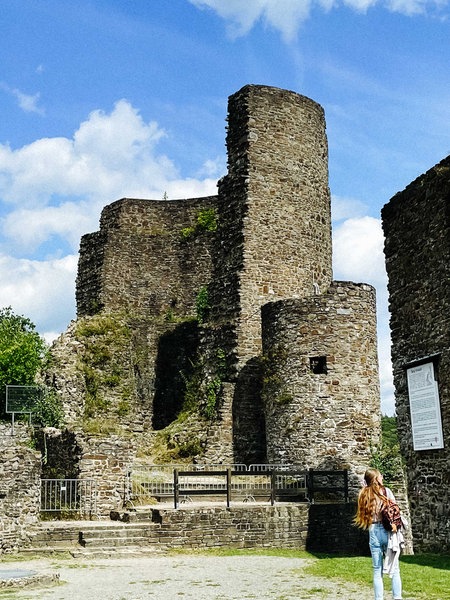 Der alte Bergfried der Burgruine Windeck