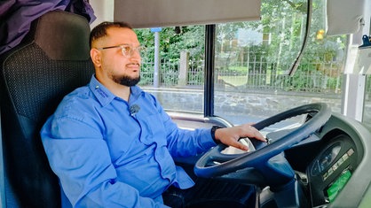 Busfahrer-Azubi Serhat Yeschil fährt Bus in Solingen.