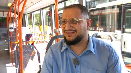 Busfahrer-Azubi Serhat Yeschil sitzt im Bus