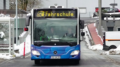 Ein Bus mit der Aufschrift "Fahrschule"