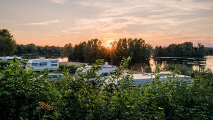 Wohnmobile stehen im Campingpark Kalletal am Ufer des Stemmer Sees