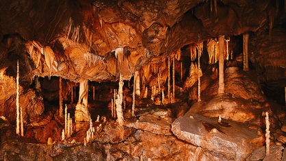 Das Innere der Attahöhle in Attendorn mit vielen Tropfsteinen